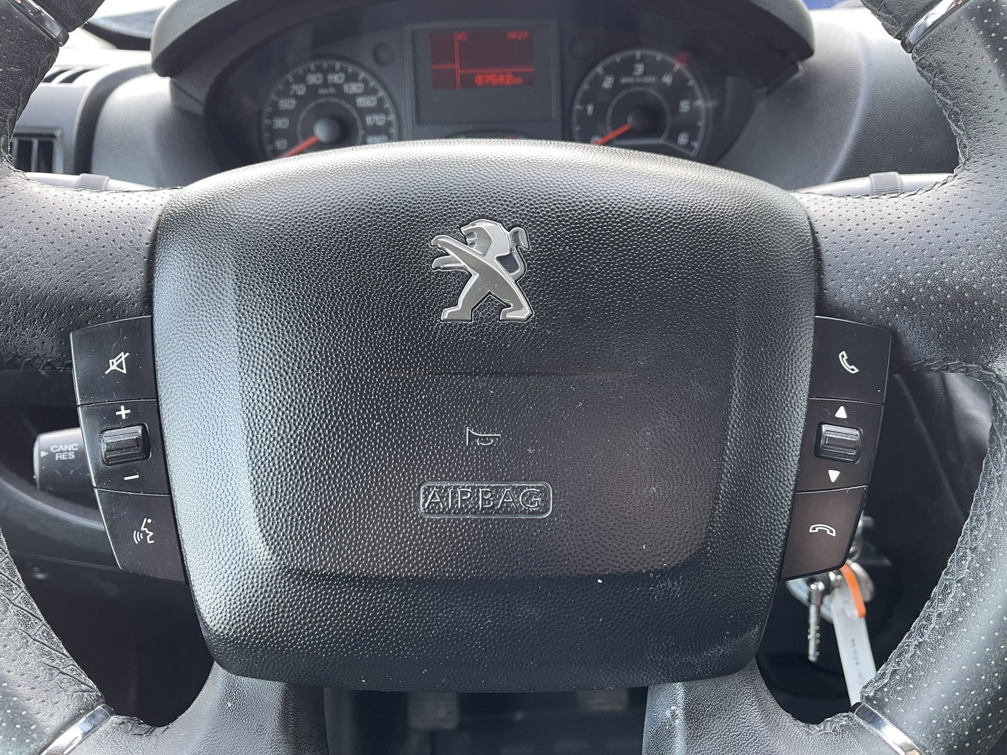 Peugeot Boxer 335 2.2 BlueHDi 165pk L2H2 Premium / vaste prijs rijklaar € 16.950 ex btw / lease vanaf € 285 / airco / cruise / navigatie / euro 6 / bpm vrij / trekhaak 2500 kg !