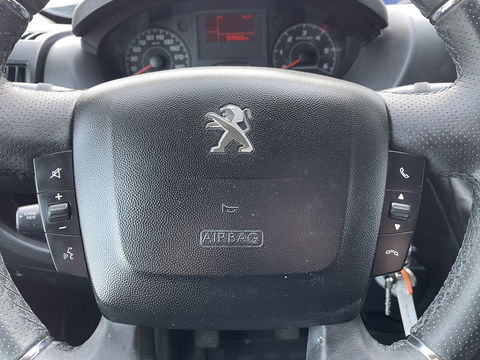 Peugeot Boxer 335 2.2 BlueHDi 165pk L2H2 Premium / vaste prijs rijklaar € 16.950 ex btw / lease vanaf € 285 / airco / cruise / navigatie / euro 6 / bpm vrij / trekhaak 2500 kg !