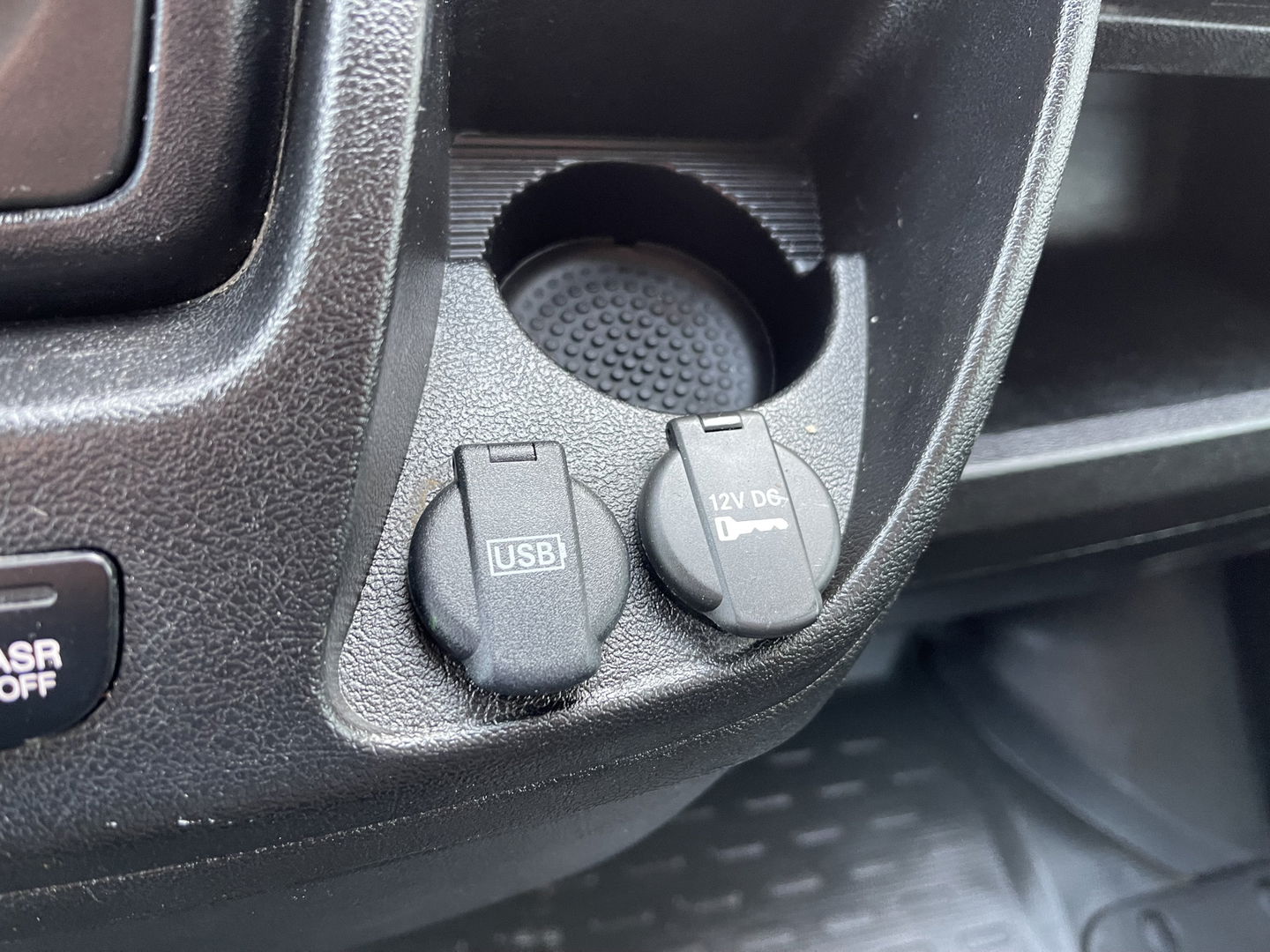 Peugeot Boxer 335 2.2 BlueHDi 165pk L2H2 Premium / vaste prijs rijklaar € 16.950 ex btw / lease vanaf € 285 / airco / cruise / navigatie / euro 6 / bpm vrij / trekhaak 2500 kg !