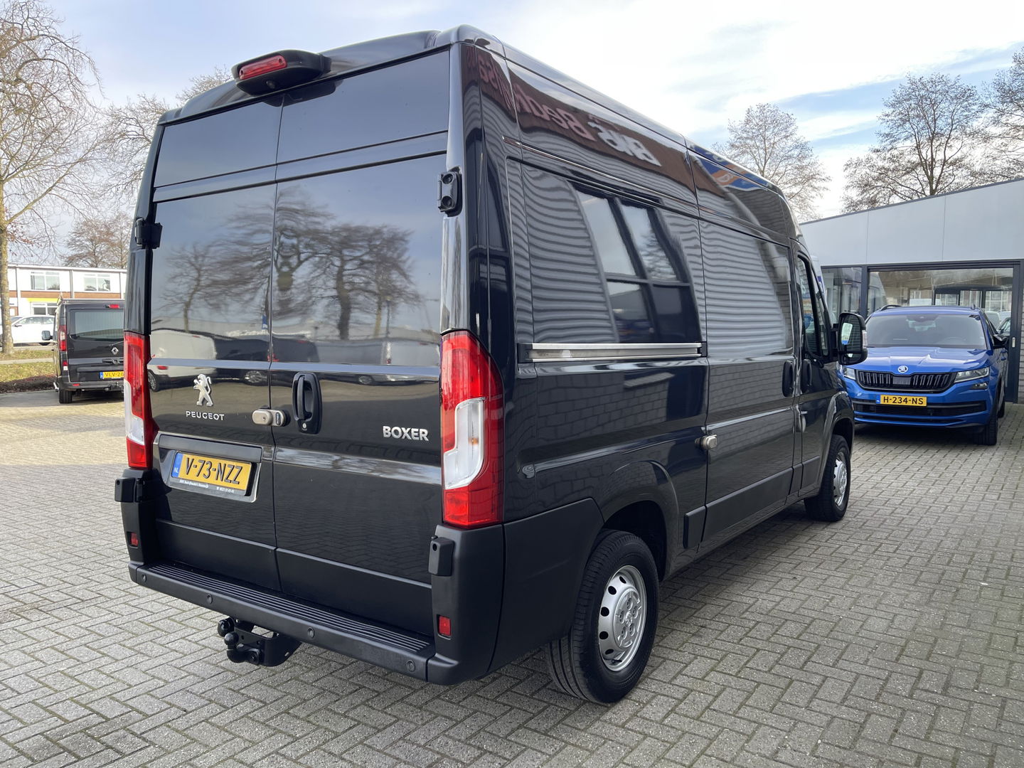 Peugeot Boxer 335 2.2 BlueHDi 165pk L2H2 Premium / vaste prijs rijklaar € 16.950 ex btw / lease vanaf € 285 / airco / cruise / navigatie / euro 6 / bpm vrij / trekhaak 2500 kg !