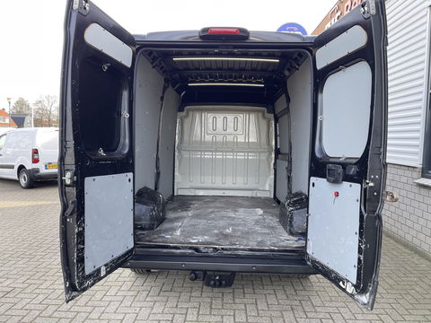 Peugeot Boxer 335 2.2 BlueHDi 165pk L2H2 Premium / vaste prijs rijklaar € 16.950 ex btw / lease vanaf € 285 / airco / cruise / navigatie / euro 6 / bpm vrij / trekhaak 2500 kg !