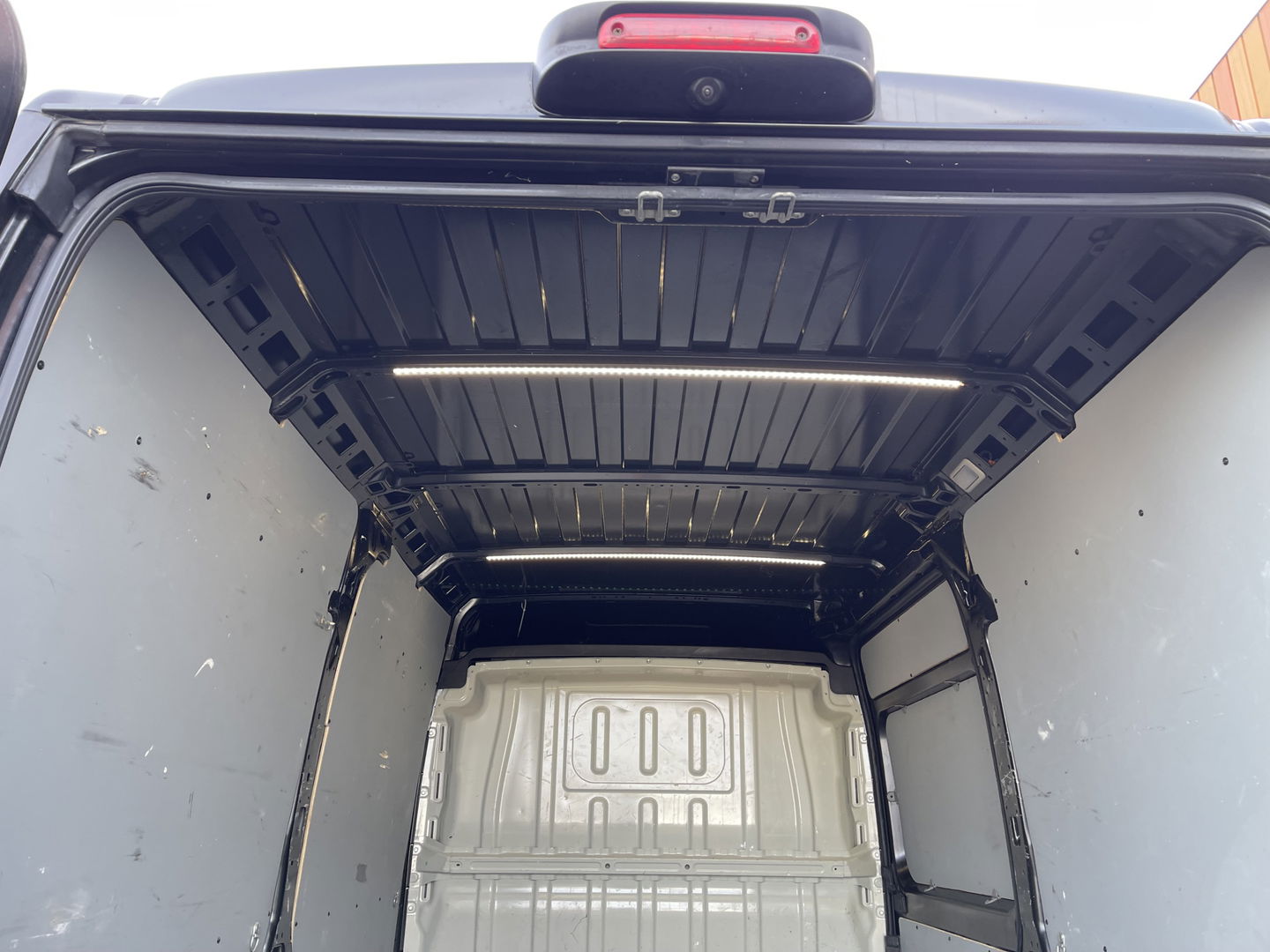 Peugeot Boxer 335 2.2 BlueHDi 165pk L2H2 Premium / vaste prijs rijklaar € 16.950 ex btw / lease vanaf € 285 / airco / cruise / navigatie / euro 6 / bpm vrij / trekhaak 2500 kg !