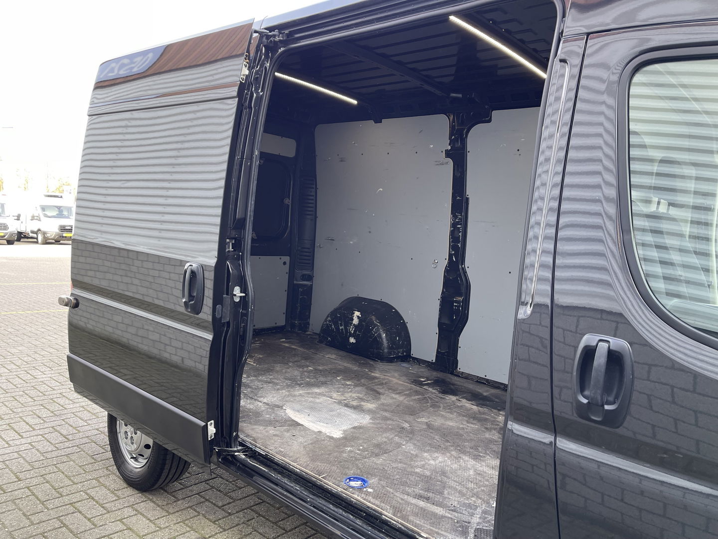 Peugeot Boxer 335 2.2 BlueHDi 165pk L2H2 Premium / vaste prijs rijklaar € 16.950 ex btw / lease vanaf € 285 / airco / cruise / navigatie / euro 6 / bpm vrij / trekhaak 2500 kg !