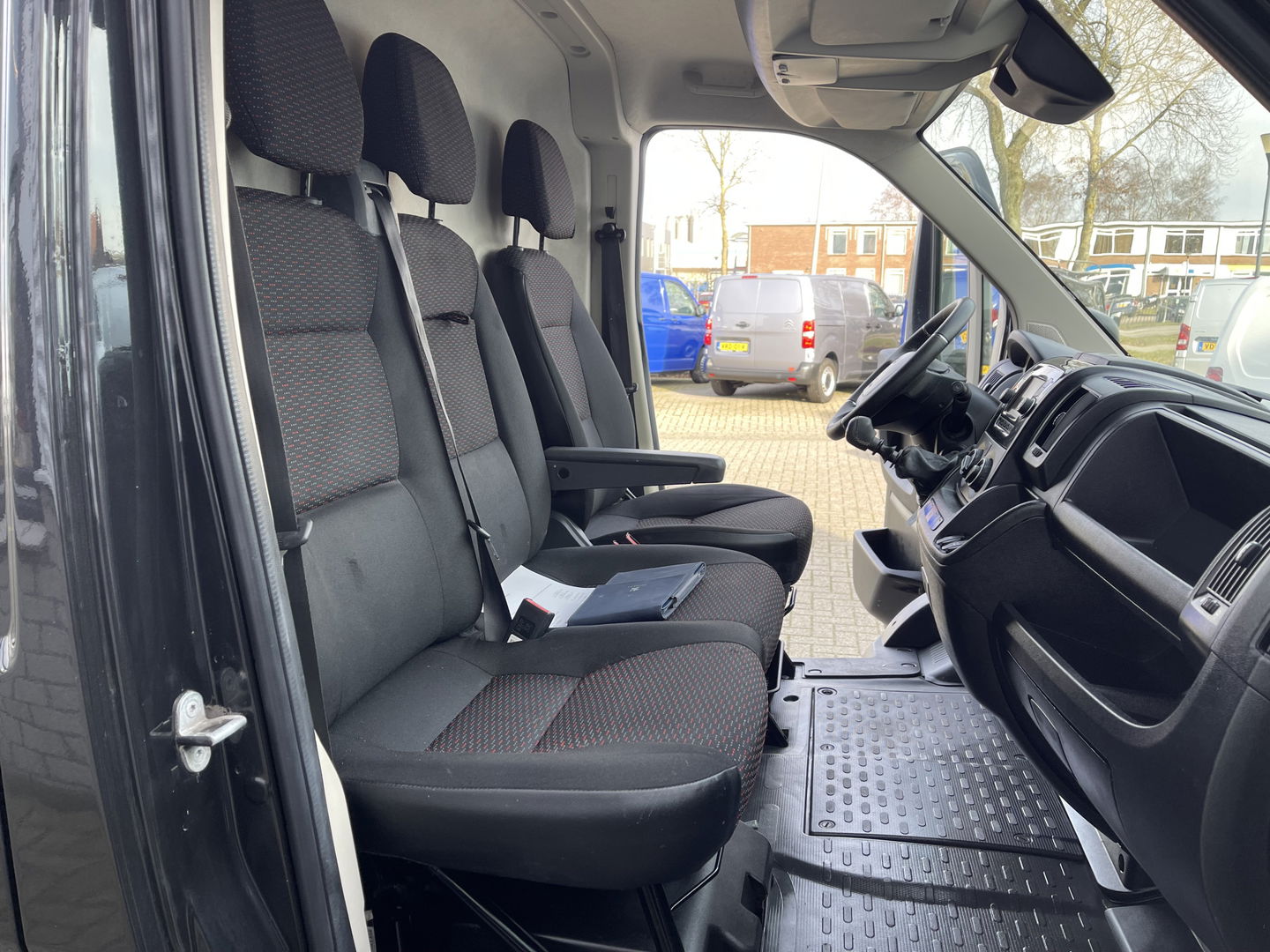 Peugeot Boxer 335 2.2 BlueHDi 165pk L2H2 Premium / vaste prijs rijklaar € 16.950 ex btw / lease vanaf € 285 / airco / cruise / navigatie / euro 6 / bpm vrij / trekhaak 2500 kg !