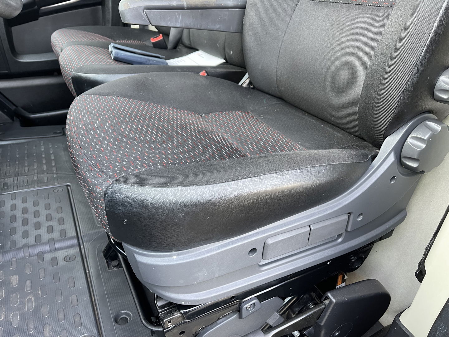 Peugeot Boxer 335 2.2 BlueHDi 165pk L2H2 Premium / vaste prijs rijklaar € 16.950 ex btw / lease vanaf € 285 / airco / cruise / navigatie / euro 6 / bpm vrij / trekhaak 2500 kg !