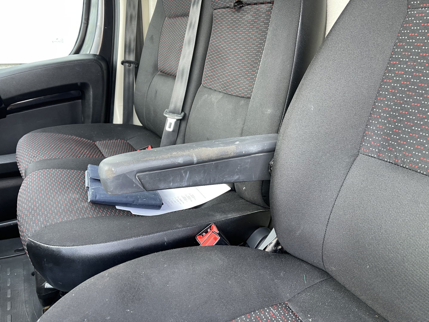 Peugeot Boxer 335 2.2 BlueHDi 165pk L2H2 Premium / vaste prijs rijklaar € 16.950 ex btw / lease vanaf € 285 / airco / cruise / navigatie / euro 6 / bpm vrij / trekhaak 2500 kg !