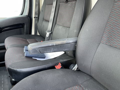 Peugeot Boxer 335 2.2 BlueHDi 165pk L2H2 Premium / vaste prijs rijklaar € 16.950 ex btw / lease vanaf € 285 / airco / cruise / navigatie / euro 6 / bpm vrij / trekhaak 2500 kg !