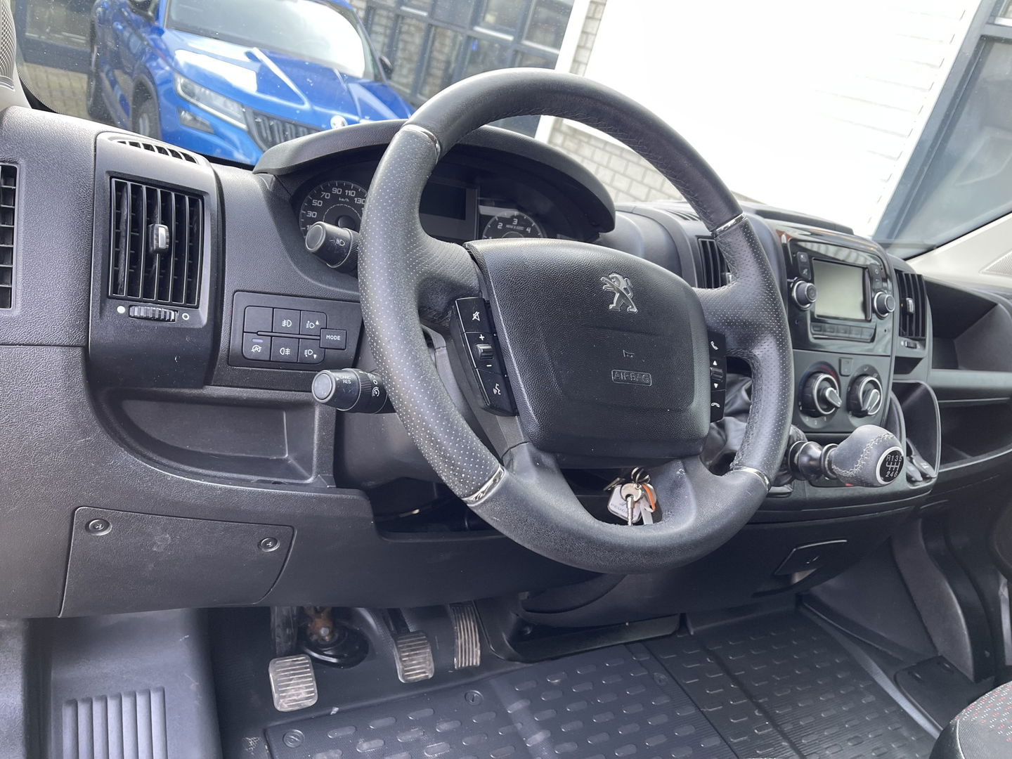Peugeot Boxer 335 2.2 BlueHDi 165pk L2H2 Premium / vaste prijs rijklaar € 16.950 ex btw / lease vanaf € 285 / airco / cruise / navigatie / euro 6 / bpm vrij / trekhaak 2500 kg !