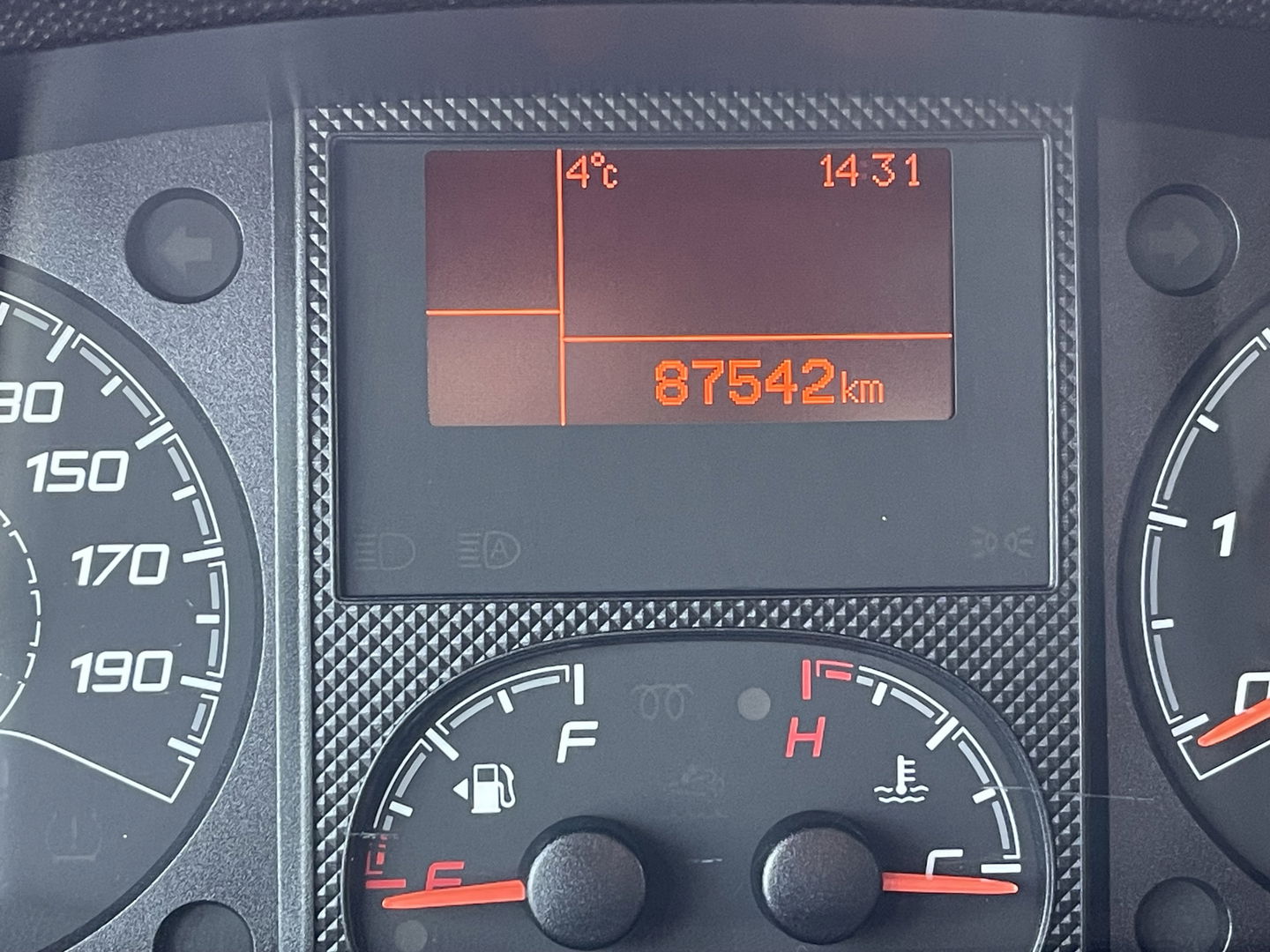 Peugeot Boxer 335 2.2 BlueHDi 165pk L2H2 Premium / vaste prijs rijklaar € 16.950 ex btw / lease vanaf € 285 / airco / cruise / navigatie / euro 6 / bpm vrij / trekhaak 2500 kg !