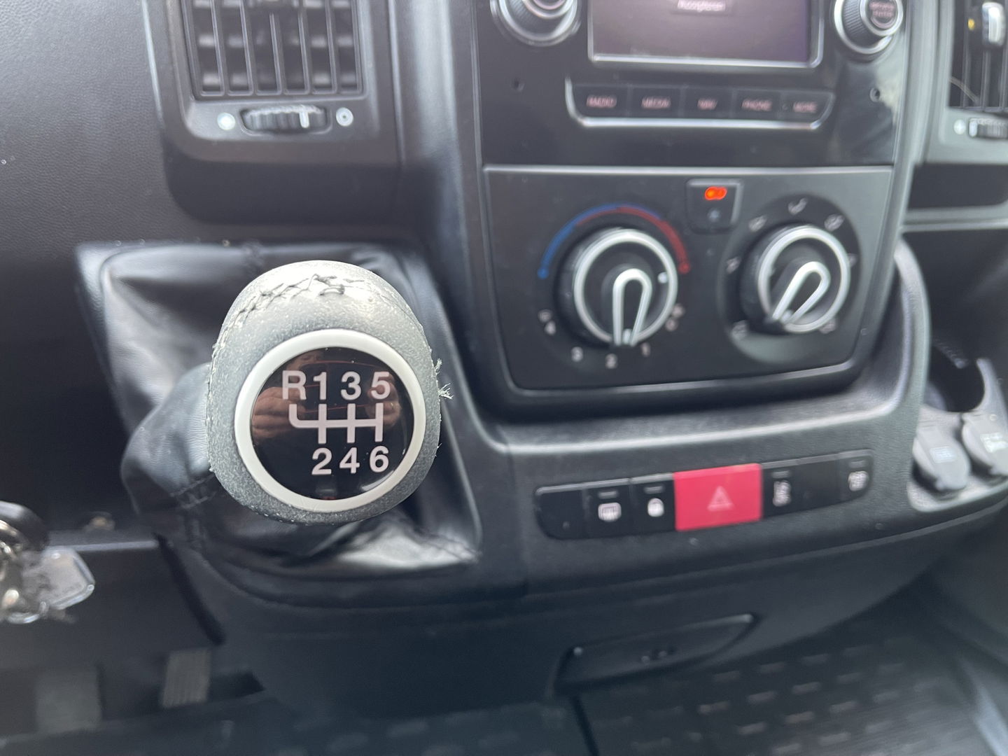 Peugeot Boxer 335 2.2 BlueHDi 165pk L2H2 Premium / vaste prijs rijklaar € 16.950 ex btw / lease vanaf € 285 / airco / cruise / navigatie / euro 6 / bpm vrij / trekhaak 2500 kg !