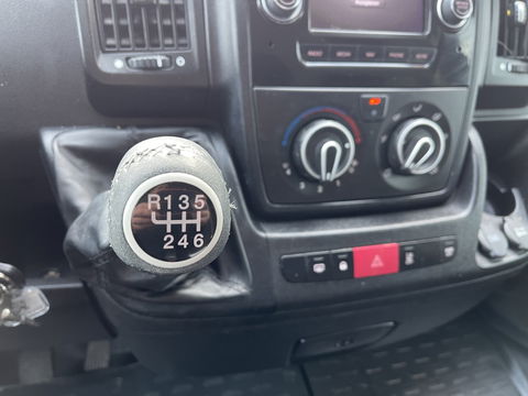 Peugeot Boxer 335 2.2 BlueHDi 165pk L2H2 Premium / vaste prijs rijklaar € 16.950 ex btw / lease vanaf € 285 / airco / cruise / navigatie / euro 6 / bpm vrij / trekhaak 2500 kg !