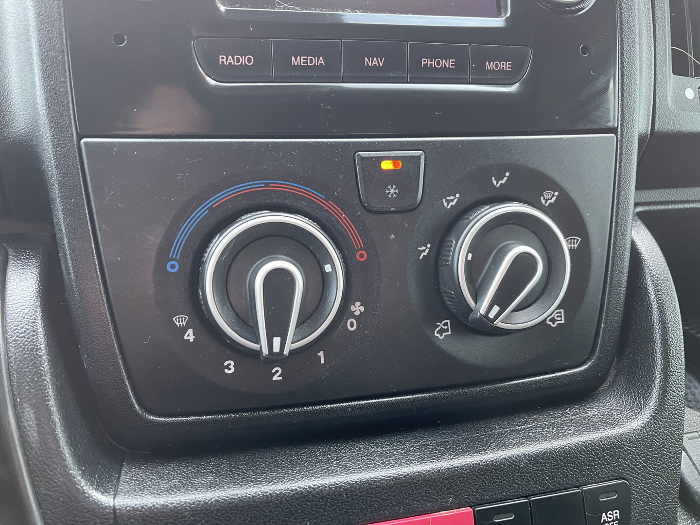 Peugeot Boxer 335 2.2 BlueHDi 165pk L2H2 Premium / vaste prijs rijklaar € 16.950 ex btw / lease vanaf € 285 / airco / cruise / navigatie / euro 6 / bpm vrij / trekhaak 2500 kg !