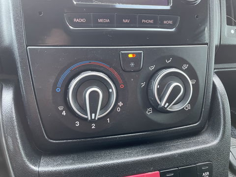 Peugeot Boxer 335 2.2 BlueHDi 165pk L2H2 Premium / vaste prijs rijklaar € 16.950 ex btw / lease vanaf € 285 / airco / cruise / navigatie / euro 6 / bpm vrij / trekhaak 2500 kg !