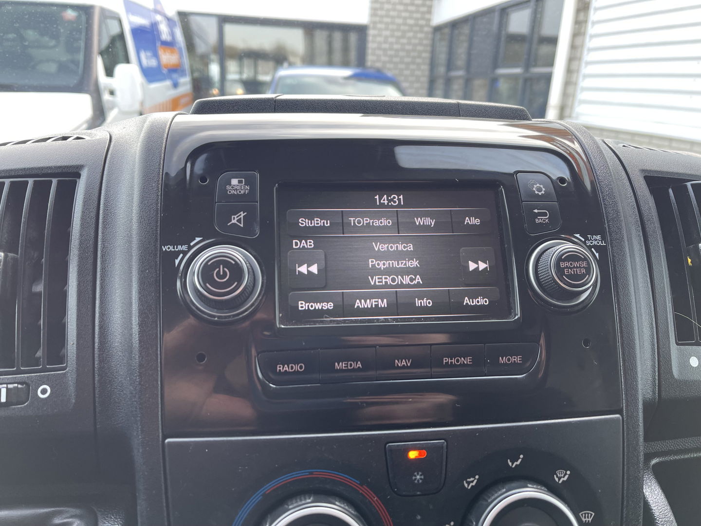 Peugeot Boxer 335 2.2 BlueHDi 165pk L2H2 Premium / vaste prijs rijklaar € 16.950 ex btw / lease vanaf € 285 / airco / cruise / navigatie / euro 6 / bpm vrij / trekhaak 2500 kg !