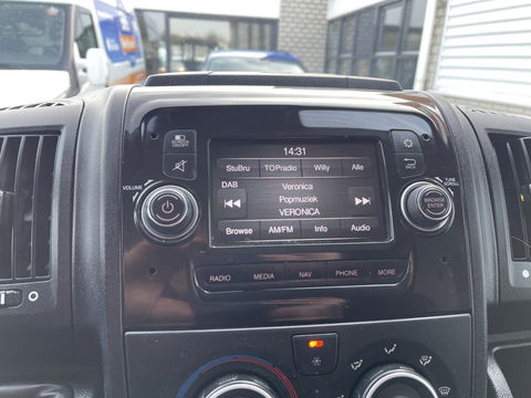 Peugeot Boxer 335 2.2 BlueHDi 165pk L2H2 Premium / vaste prijs rijklaar € 16.950 ex btw / lease vanaf € 285 / airco / cruise / navigatie / euro 6 / bpm vrij / trekhaak 2500 kg !