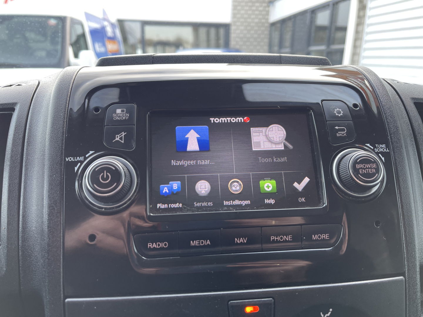 Peugeot Boxer 335 2.2 BlueHDi 165pk L2H2 Premium / vaste prijs rijklaar € 16.950 ex btw / lease vanaf € 285 / airco / cruise / navigatie / euro 6 / bpm vrij / trekhaak 2500 kg !