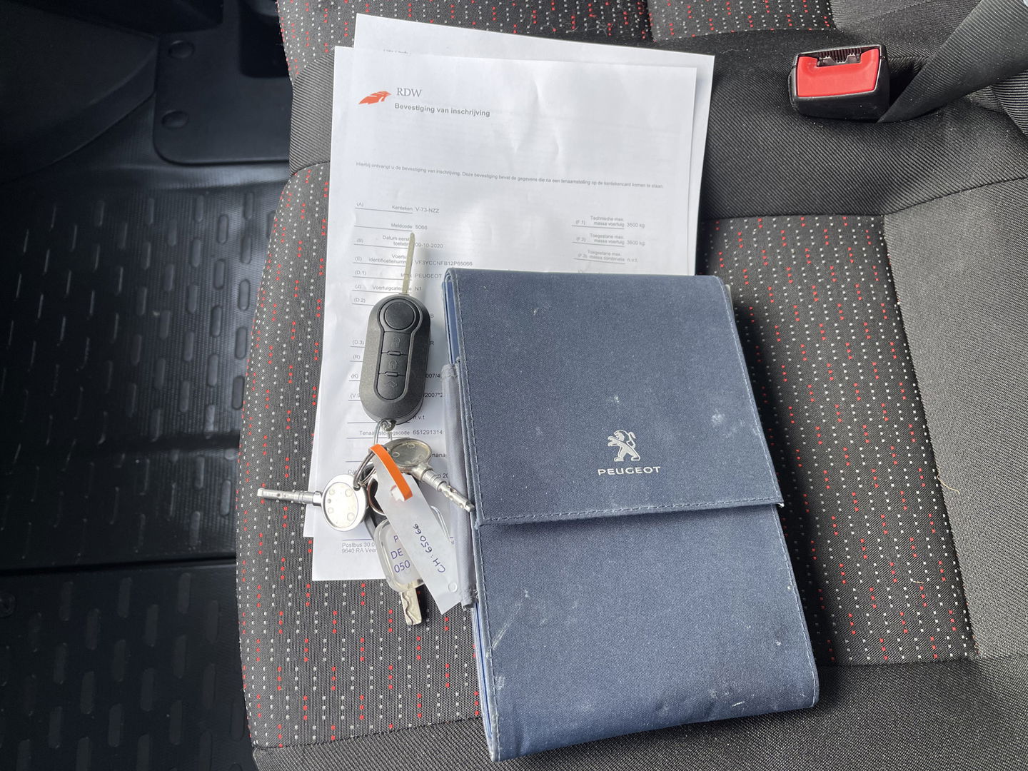 Peugeot Boxer 335 2.2 BlueHDi 165pk L2H2 Premium / vaste prijs rijklaar € 16.950 ex btw / lease vanaf € 285 / airco / cruise / navigatie / euro 6 / bpm vrij / trekhaak 2500 kg !