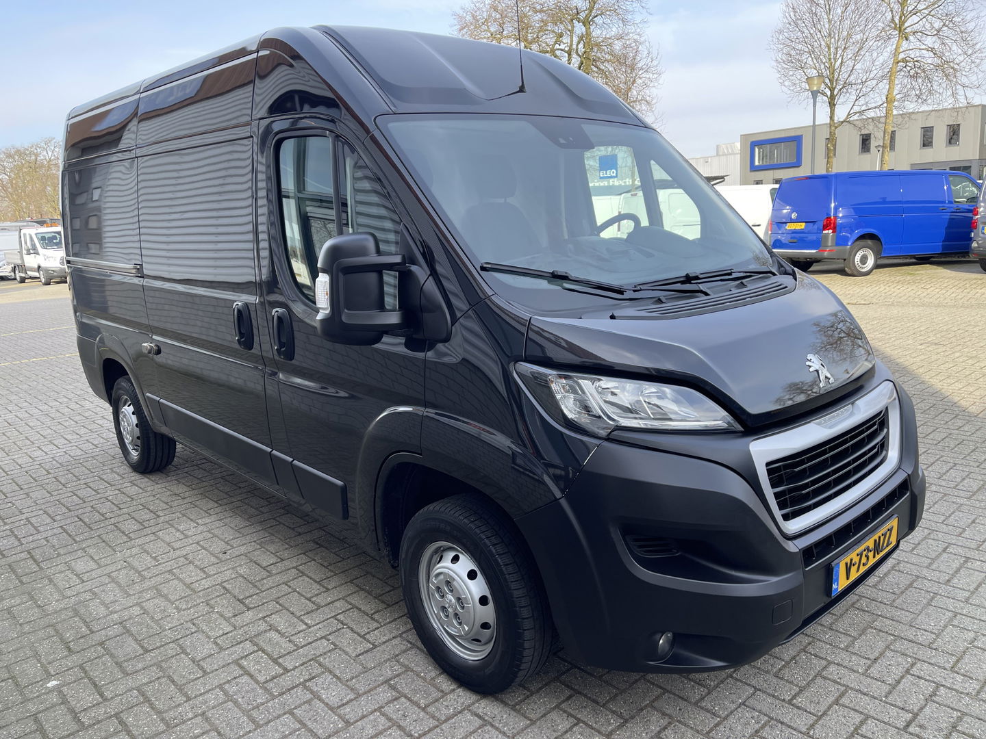 Peugeot Boxer 335 2.2 BlueHDi 165pk L2H2 Premium / vaste prijs rijklaar € 16.950 ex btw / lease vanaf € 285 / airco / cruise / navigatie / euro 6 / bpm vrij / trekhaak 2500 kg !