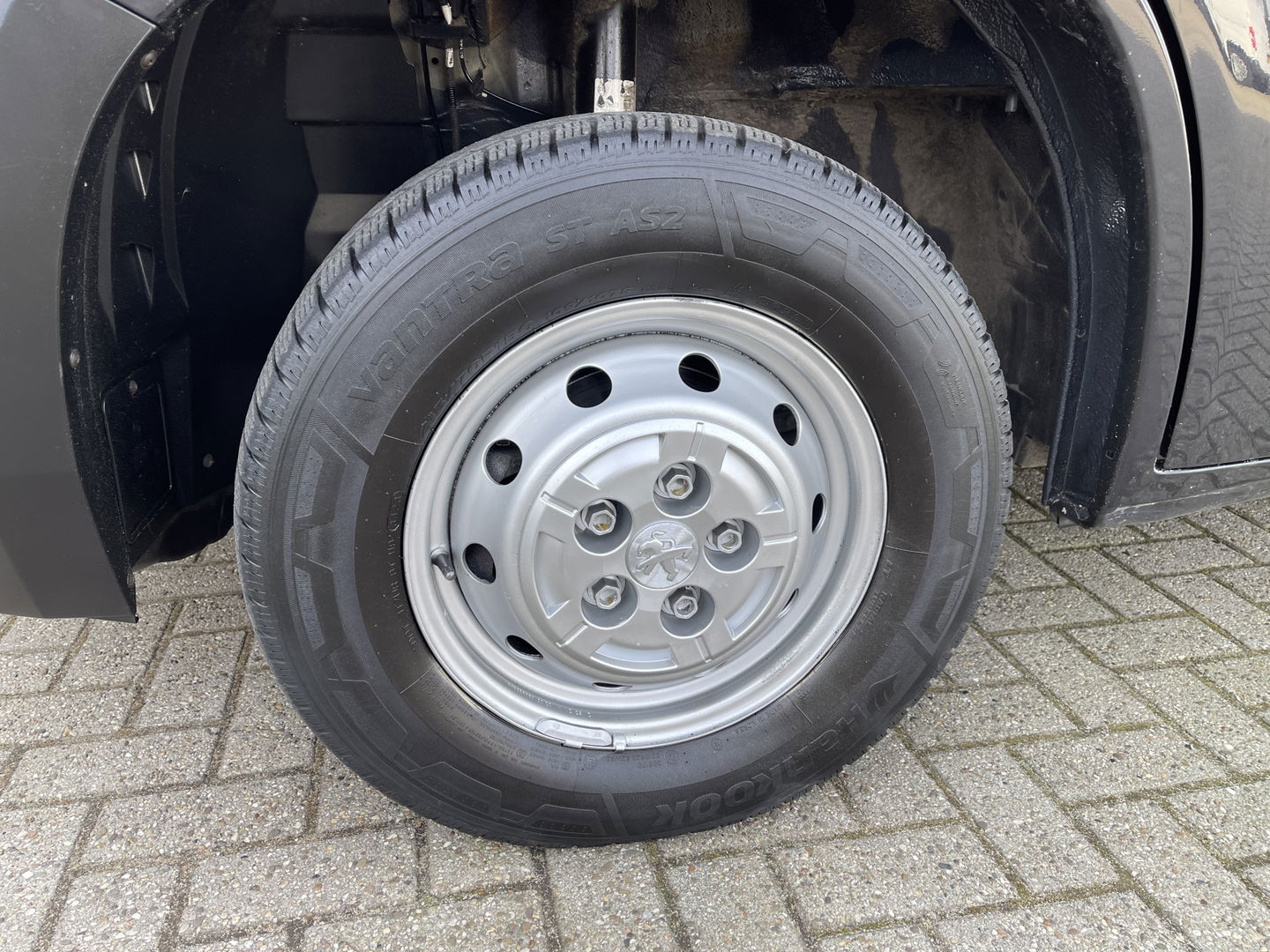 Peugeot Boxer 335 2.2 BlueHDi 165pk L2H2 Premium / vaste prijs rijklaar € 16.950 ex btw / lease vanaf € 285 / airco / cruise / navigatie / euro 6 / bpm vrij / trekhaak 2500 kg !