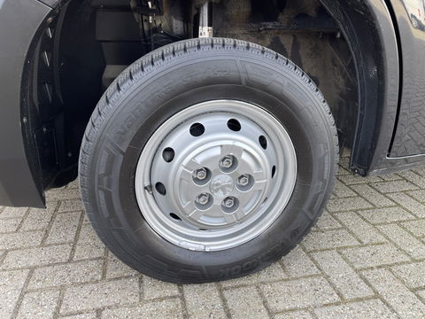 Peugeot Boxer 335 2.2 BlueHDi 165pk L2H2 Premium / vaste prijs rijklaar € 16.950 ex btw / lease vanaf € 285 / airco / cruise / navigatie / euro 6 / bpm vrij / trekhaak 2500 kg !