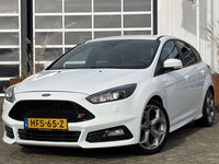 Ford Focus - 2.0 EcoBoost ST-3 250pk | Airco automatisch | Bi-xenon koplampen | Dimlichten automatisch | Lederen bekleding | Parkeersensor achter | Recaro Sportstoelen | Voorstoelen verwarmd | Rijdt fantastisch!