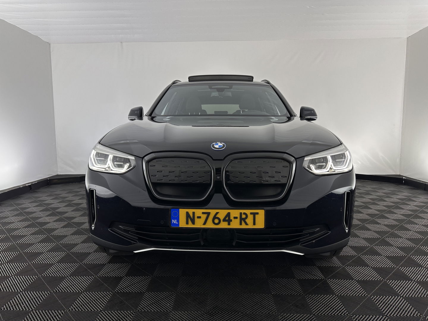 BMW iX3 High Executive 80 kWh [ 3-Fase-11kW ] {SOH-98%} (INCL-BTW) Aut. *PANO | LEATHER | HARMAN/KARDON | FULL-LED | BLINDSPOT | MEMORY-PACK | DIGI-COCKPIT | HEATED-SPORTSEATS | KEYLESS | TOPVIEW | DAB+ | NAVI-FULLMAP | HEAD-UP | PRIVACY-GLASS | .
