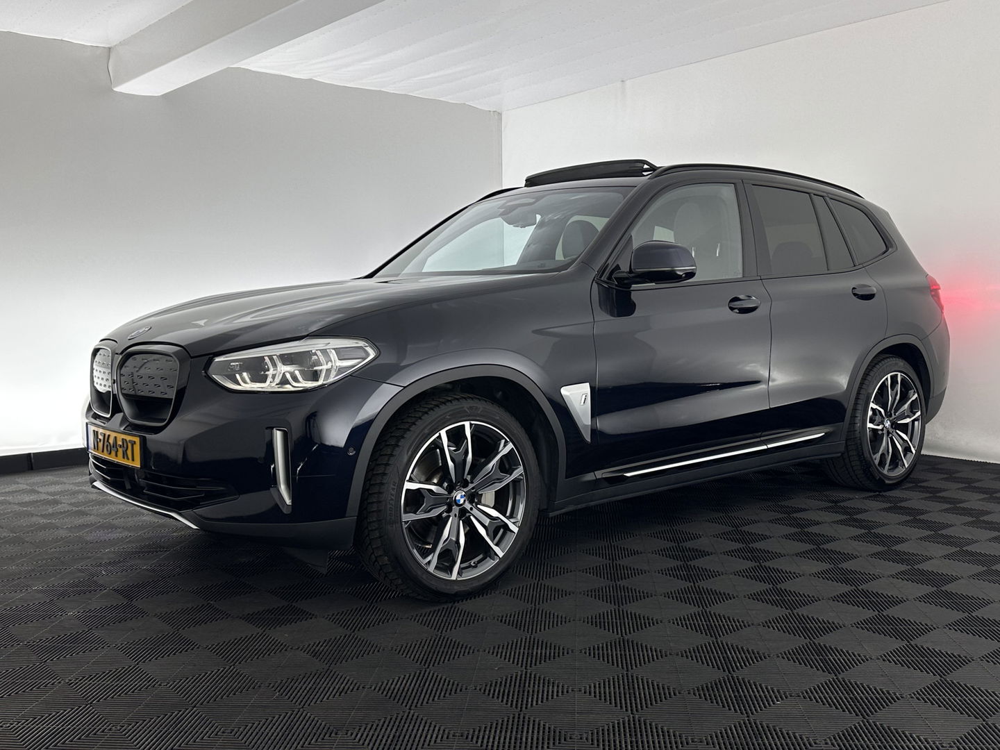 BMW iX3 High Executive 80 kWh [ 3-Fase-11kW ] {SOH-98%} (INCL-BTW) Aut. *PANO | LEATHER | HARMAN/KARDON | FULL-LED | BLINDSPOT | MEMORY-PACK | DIGI-COCKPIT | HEATED-SPORTSEATS | KEYLESS | TOPVIEW | DAB+ | NAVI-FULLMAP | HEAD-UP | PRIVACY-GLASS | .