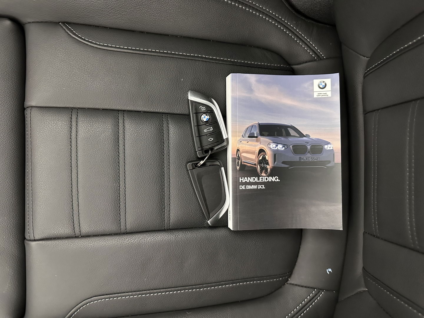 BMW iX3 High Executive 80 kWh [ 3-Fase-11kW ] {SOH-98%} (INCL-BTW) Aut. *PANO | LEATHER | HARMAN/KARDON | FULL-LED | BLINDSPOT | MEMORY-PACK | DIGI-COCKPIT | HEATED-SPORTSEATS | KEYLESS | TOPVIEW | DAB+ | NAVI-FULLMAP | HEAD-UP | PRIVACY-GLASS | .