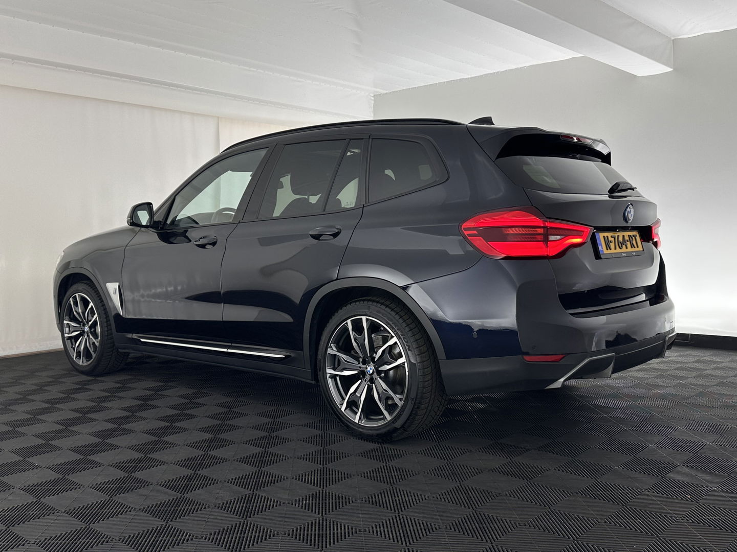 BMW iX3 High Executive 80 kWh [ 3-Fase-11kW ] {SOH-98%} (INCL-BTW) Aut. *PANO | LEATHER | HARMAN/KARDON | FULL-LED | BLINDSPOT | MEMORY-PACK | DIGI-COCKPIT | HEATED-SPORTSEATS | KEYLESS | TOPVIEW | DAB+ | NAVI-FULLMAP | HEAD-UP | PRIVACY-GLASS | .
