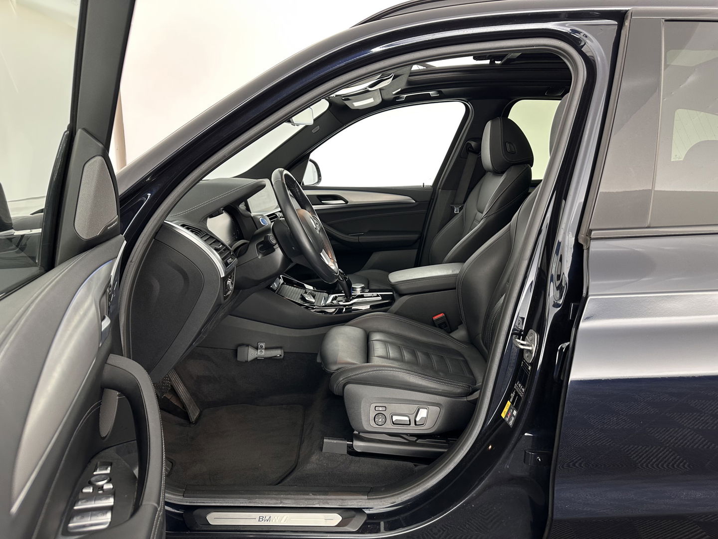 BMW iX3 High Executive 80 kWh [ 3-Fase-11kW ] {SOH-98%} (INCL-BTW) Aut. *PANO | LEATHER | HARMAN/KARDON | FULL-LED | BLINDSPOT | MEMORY-PACK | DIGI-COCKPIT | HEATED-SPORTSEATS | KEYLESS | TOPVIEW | DAB+ | NAVI-FULLMAP | HEAD-UP | PRIVACY-GLASS | .