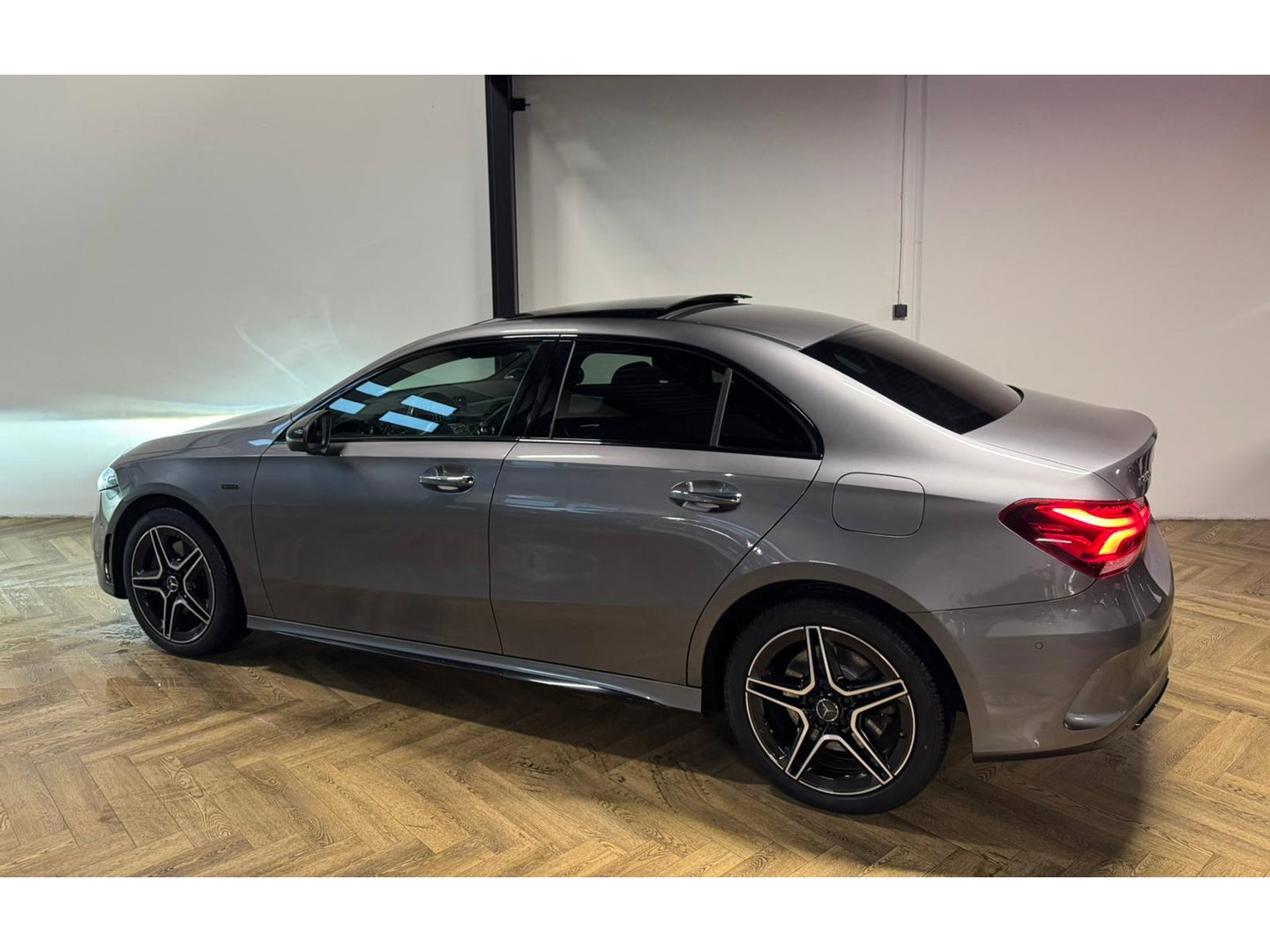 Mercedes-Benz A-Klasse 250 e Business Solution AMG PANO HUD CAM