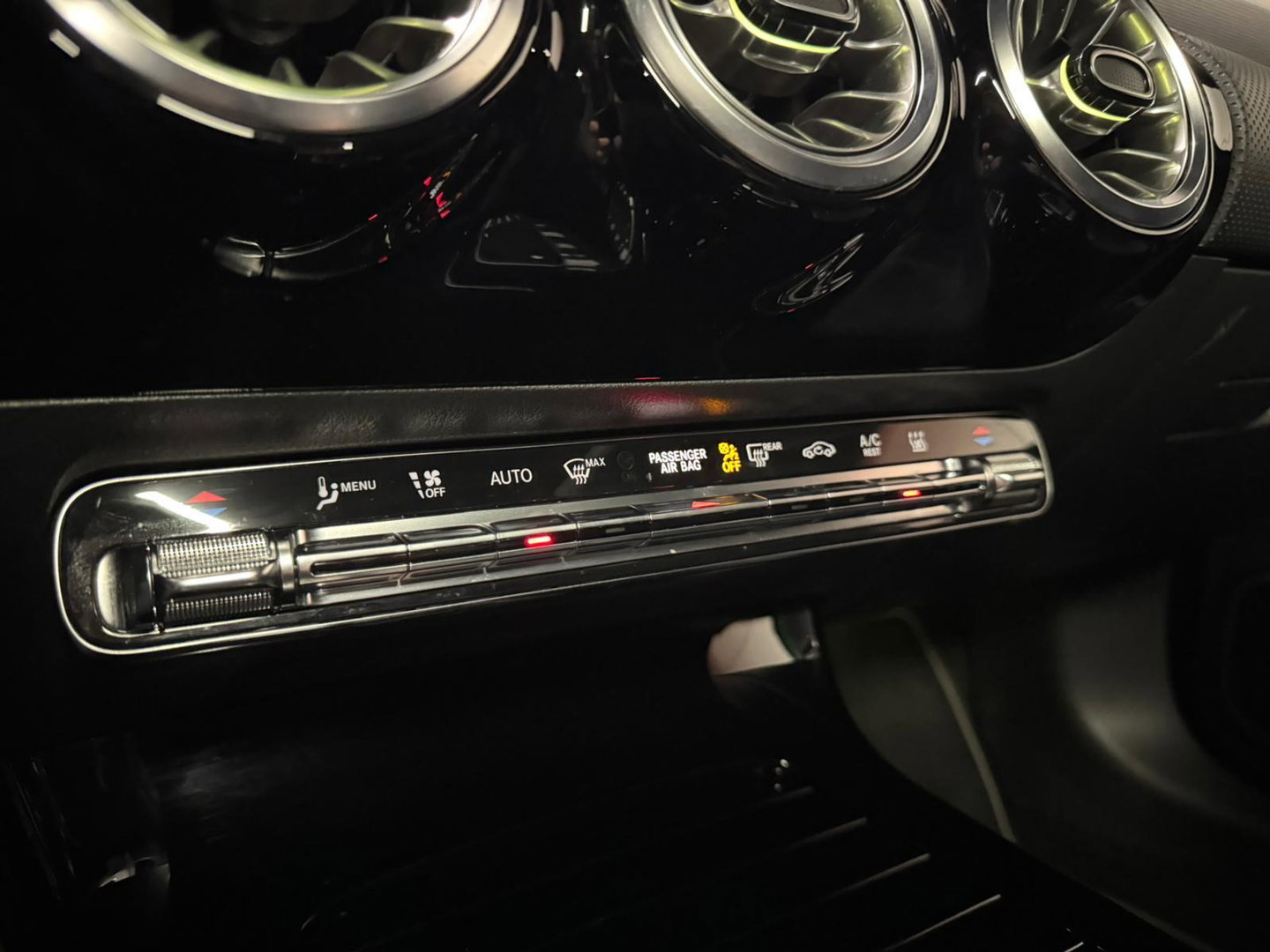 Mercedes-Benz A-Klasse 250 e Business Solution AMG PANO HUD CAM