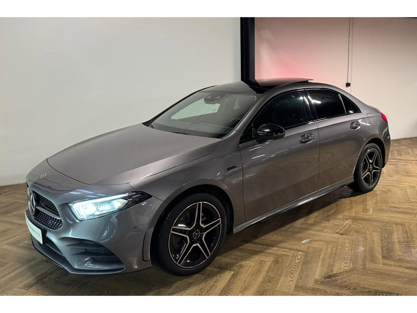 Mercedes-Benz A-Klasse 250 e Business Solution AMG PANO HUD CAM