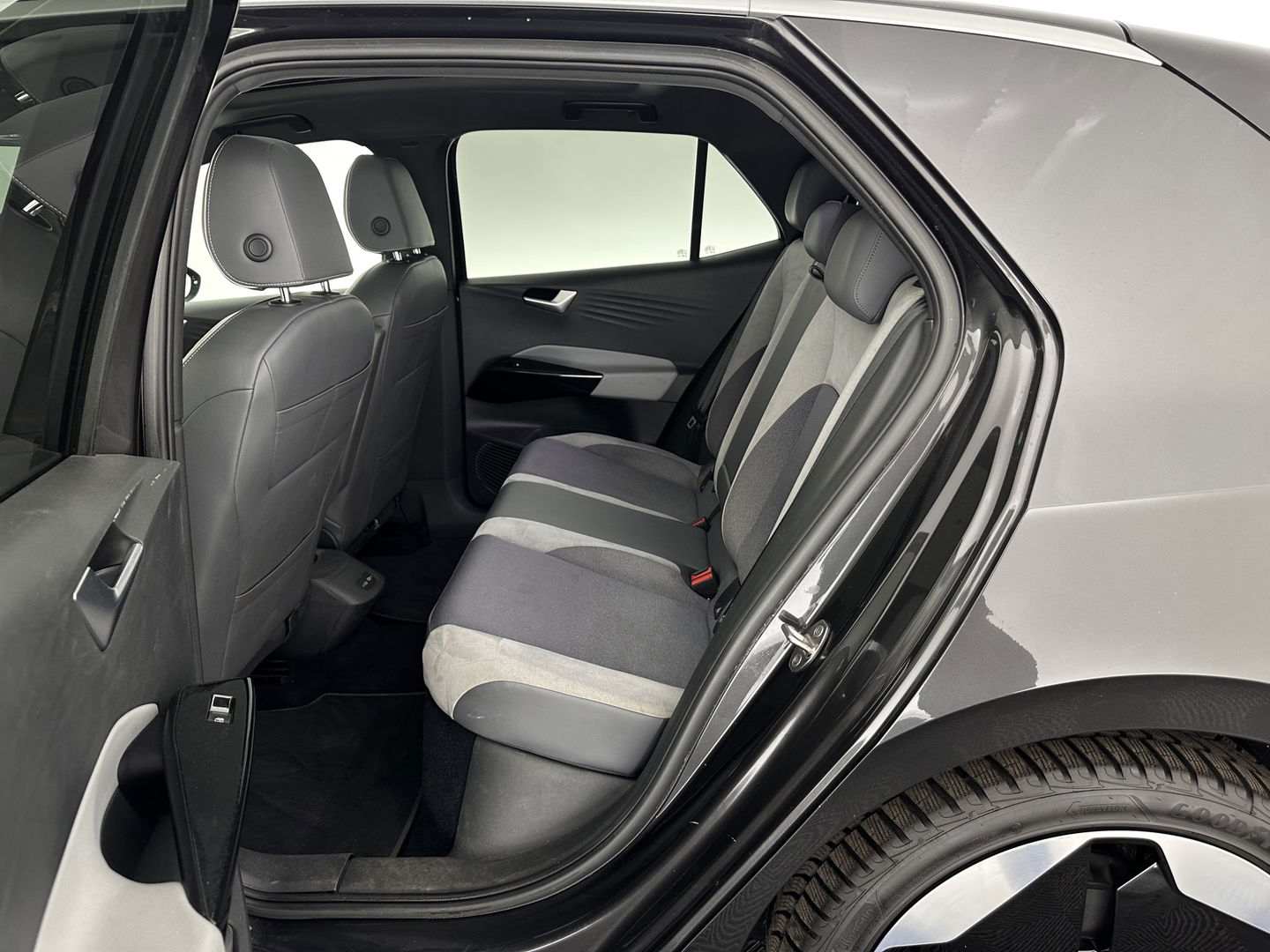 Volkswagen ID.3 First Max 58 kWh [ 3-Fase-11kW ] {SOH-87%} (INCL-BTW) *HEATPUMP | PANO | HEAD-UP | ADAPTIVE-CRUISE | IQ-LIGHTS | BLINDSPOT | CAMERA | KEYLESS | MICROFIBRE | AMBIENTLIGHT | NAVI-FULLMAP | DAB+ | ECC | HEATED-SPORTSEATS | DIGI-COCKPIT |