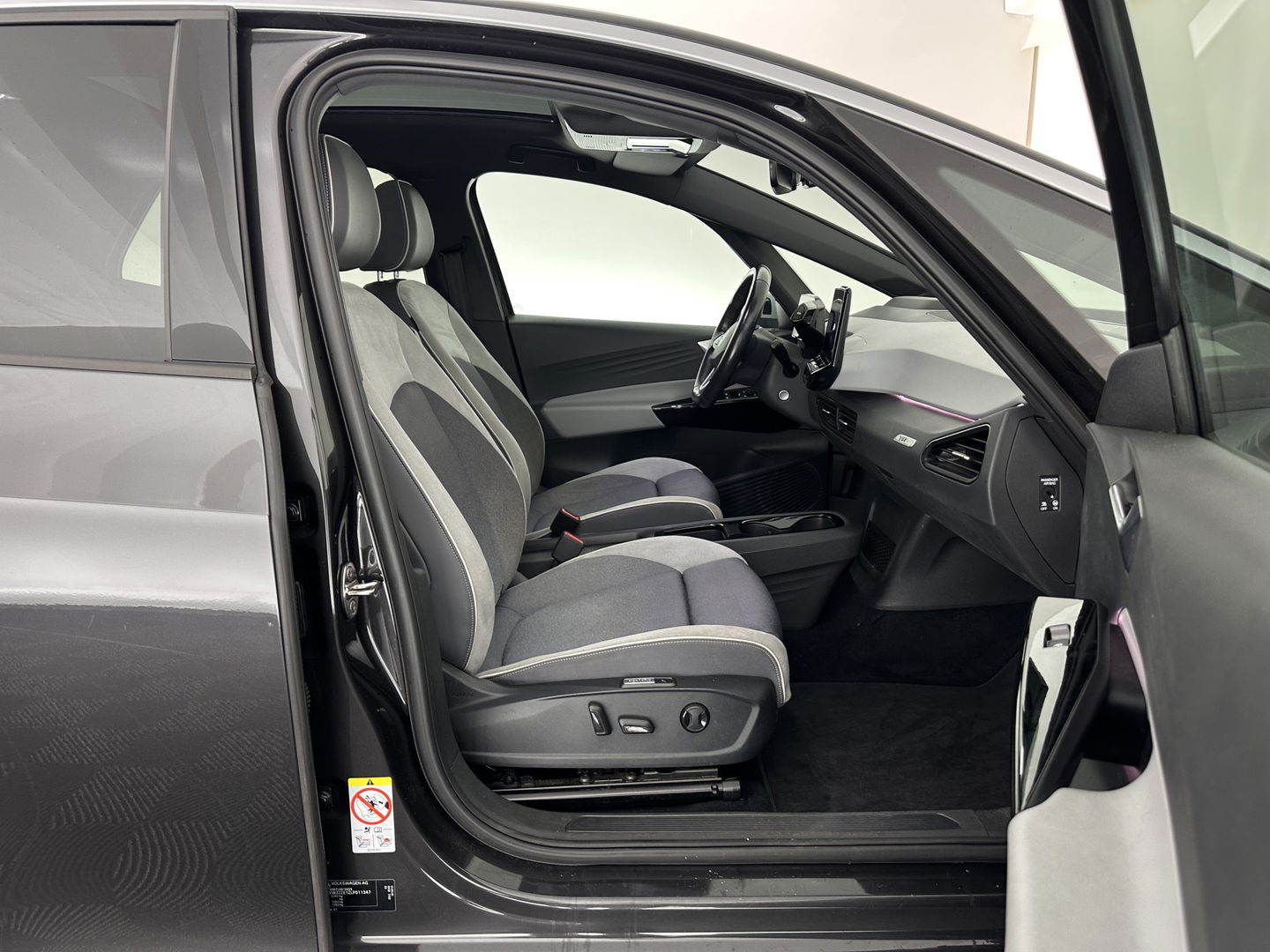 Volkswagen ID.3 First Max 58 kWh [ 3-Fase-11kW ] {SOH-87%} (INCL-BTW) *HEATPUMP | PANO | HEAD-UP | ADAPTIVE-CRUISE | IQ-LIGHTS | BLINDSPOT | CAMERA | KEYLESS | MICROFIBRE | AMBIENTLIGHT | NAVI-FULLMAP | DAB+ | ECC | HEATED-SPORTSEATS | DIGI-COCKPIT |