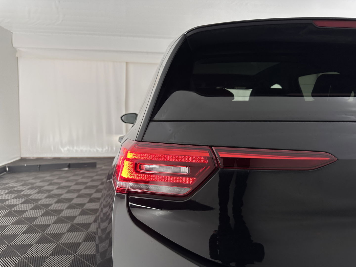 Volkswagen ID.3 First Max 58 kWh [ 3-Fase-11kW ] {SOH-87%} (INCL-BTW) *HEATPUMP | PANO | HEAD-UP | ADAPTIVE-CRUISE | IQ-LIGHTS | BLINDSPOT | CAMERA | KEYLESS | MICROFIBRE | AMBIENTLIGHT | NAVI-FULLMAP | DAB+ | ECC | HEATED-SPORTSEATS | DIGI-COCKPIT |