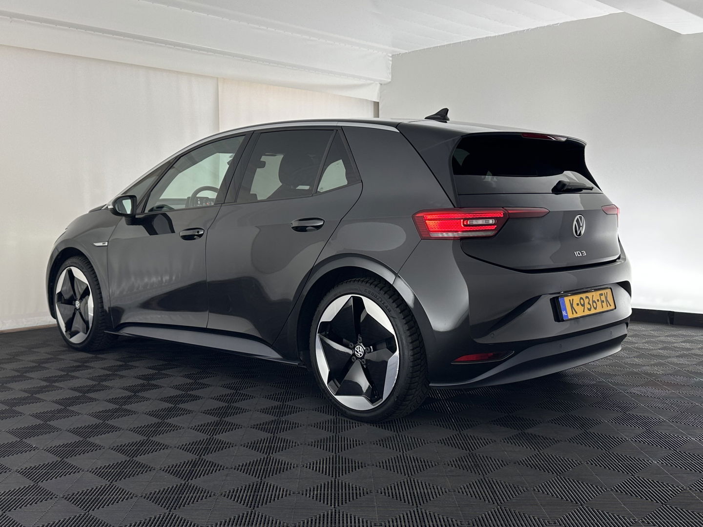 Volkswagen ID.3 First Max 58 kWh [ 3-Fase-11kW ] {SOH-87%} (INCL-BTW) *HEATPUMP | PANO | HEAD-UP | ADAPTIVE-CRUISE | IQ-LIGHTS | BLINDSPOT | CAMERA | KEYLESS | MICROFIBRE | AMBIENTLIGHT | NAVI-FULLMAP | DAB+ | ECC | HEATED-SPORTSEATS | DIGI-COCKPIT |