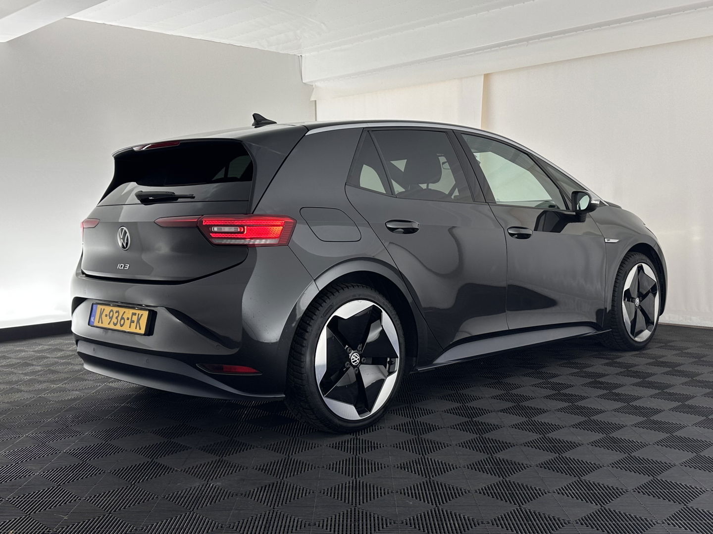 Volkswagen ID.3 First Max 58 kWh [ 3-Fase-11kW ] {SOH-87%} (INCL-BTW) *HEATPUMP | PANO | HEAD-UP | ADAPTIVE-CRUISE | IQ-LIGHTS | BLINDSPOT | CAMERA | KEYLESS | MICROFIBRE | AMBIENTLIGHT | NAVI-FULLMAP | DAB+ | ECC | HEATED-SPORTSEATS | DIGI-COCKPIT |