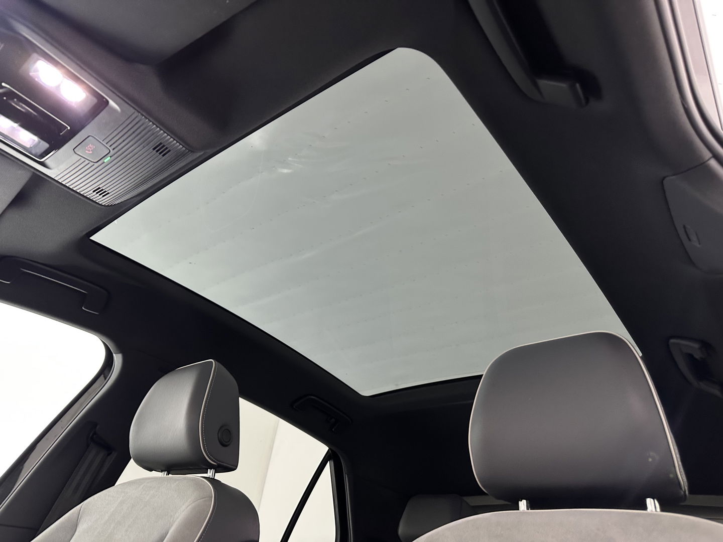 Volkswagen ID.3 First Max 58 kWh [ 3-Fase-11kW ] {SOH-87%} (INCL-BTW) *HEATPUMP | PANO | HEAD-UP | ADAPTIVE-CRUISE | IQ-LIGHTS | BLINDSPOT | CAMERA | KEYLESS | MICROFIBRE | AMBIENTLIGHT | NAVI-FULLMAP | DAB+ | ECC | HEATED-SPORTSEATS | DIGI-COCKPIT |