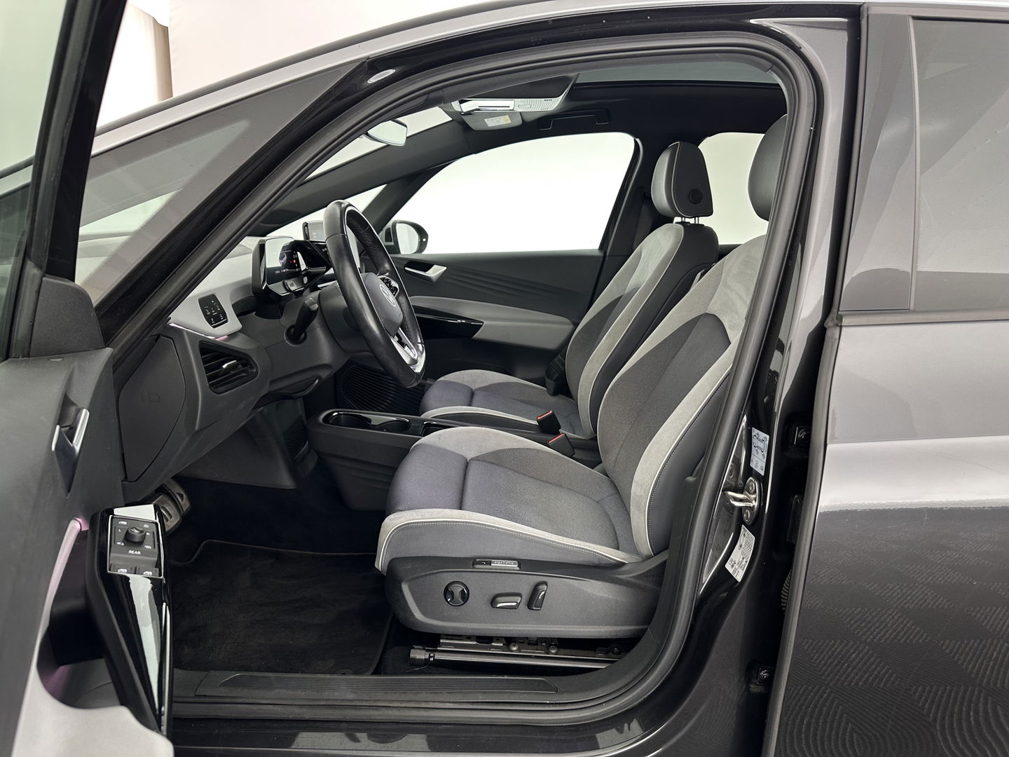 Volkswagen ID.3 First Max 58 kWh [ 3-Fase-11kW ] {SOH-87%} (INCL-BTW) *HEATPUMP | PANO | HEAD-UP | ADAPTIVE-CRUISE | IQ-LIGHTS | BLINDSPOT | CAMERA | KEYLESS | MICROFIBRE | AMBIENTLIGHT | NAVI-FULLMAP | DAB+ | ECC | HEATED-SPORTSEATS | DIGI-COCKPIT |