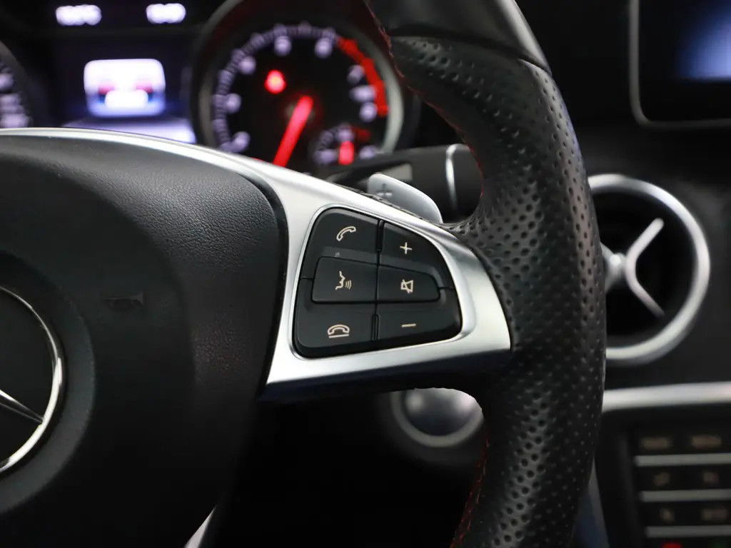 Mercedes-Benz A-Klasse 180 AMG Pano Camera Cruise Stoelver. NAP