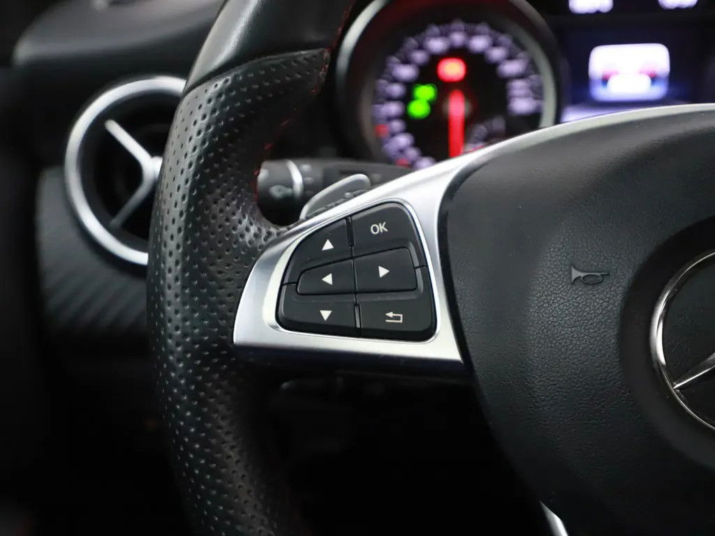 Mercedes-Benz A-Klasse 180 AMG Pano Camera Cruise Stoelver. NAP