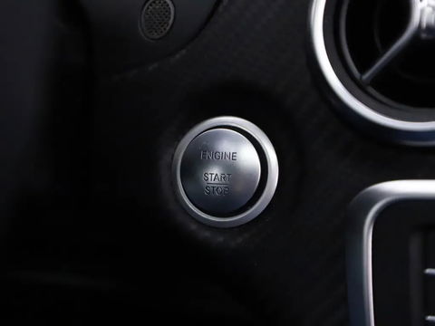 Mercedes-Benz A-Klasse 180 AMG Pano Camera Cruise Stoelver. NAP