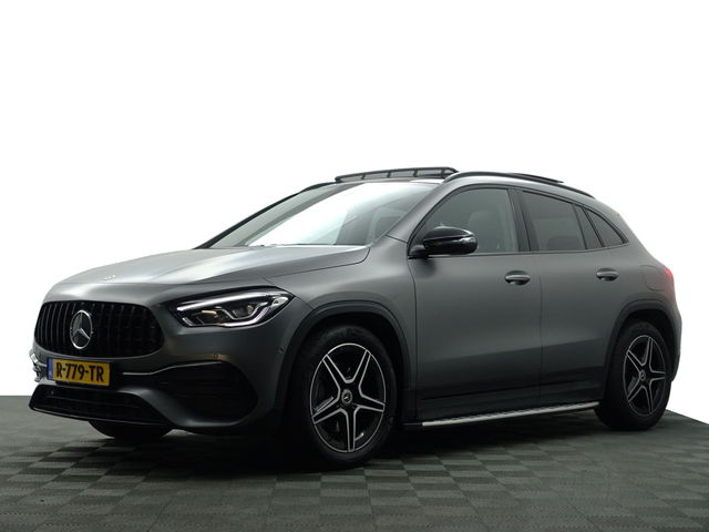 Mercedes-Benz GLA - 200 AMG Night Edition Aut- Designo Mountaingrijs Magno, Panoramadak, Carbon Treeplanken, Sfeerverlichting