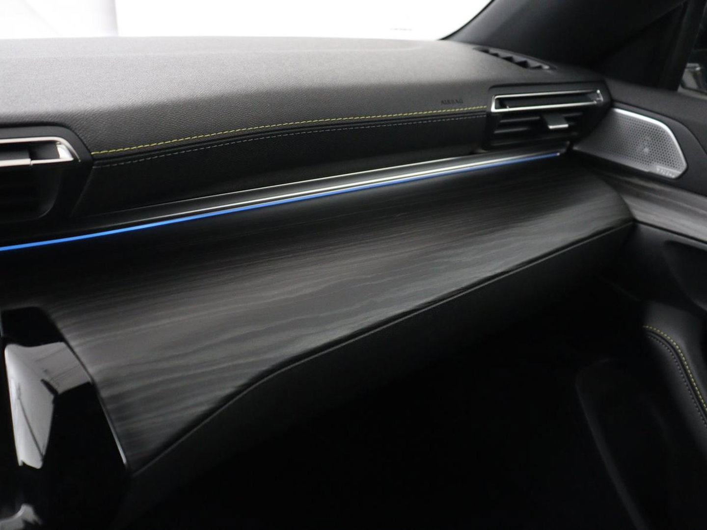 Peugeot 508 1.6 HYbrid Peugeot Sport Engineered | SOH 92% | 360pk | Panoramadak | Alcantara | Focal Sound | Stoelverwarming | 360 Camera | Massage | Memory | Sfeerverlichting | Adaptive cruise | PSE | PHEV | Plug In