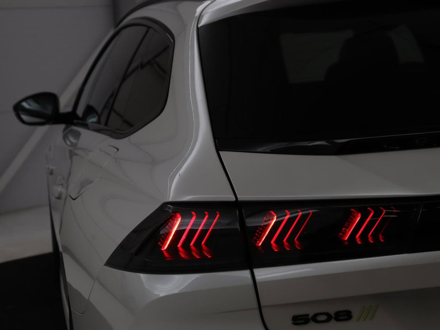 Peugeot 508 1.6 HYbrid Peugeot Sport Engineered | SOH 92% | 360pk | Panoramadak | Alcantara | Focal Sound | Stoelverwarming | 360 Camera | Massage | Memory | Sfeerverlichting | Adaptive cruise | PSE | PHEV | Plug In