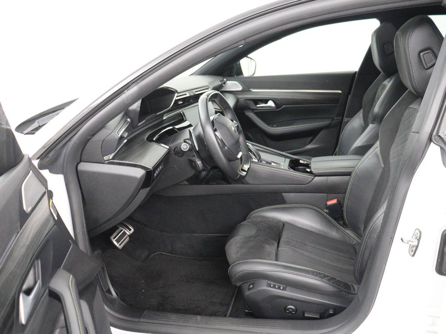 Peugeot 508 1.6 HYbrid Peugeot Sport Engineered | SOH 92% | 360pk | Panoramadak | Alcantara | Focal Sound | Stoelverwarming | 360 Camera | Massage | Memory | Sfeerverlichting | Adaptive cruise | PSE | PHEV | Plug In