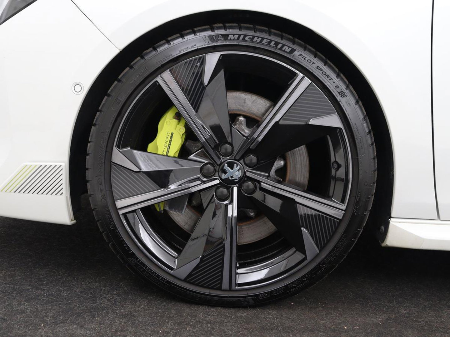 Peugeot 508 1.6 HYbrid Peugeot Sport Engineered | SOH 92% | 360pk | Panoramadak | Alcantara | Focal Sound | Stoelverwarming | 360 Camera | Massage | Memory | Sfeerverlichting | Adaptive cruise | PSE | PHEV | Plug In