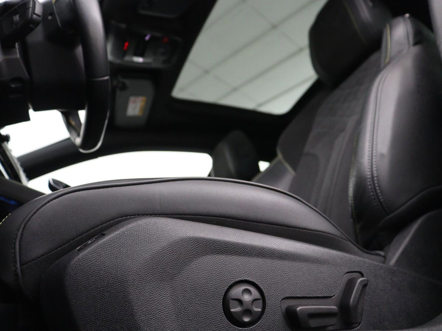 Peugeot 508 1.6 HYbrid Peugeot Sport Engineered | SOH 92% | 360pk | Panoramadak | Alcantara | Focal Sound | Stoelverwarming | 360 Camera | Massage | Memory | Sfeerverlichting | Adaptive cruise | PSE | PHEV | Plug In