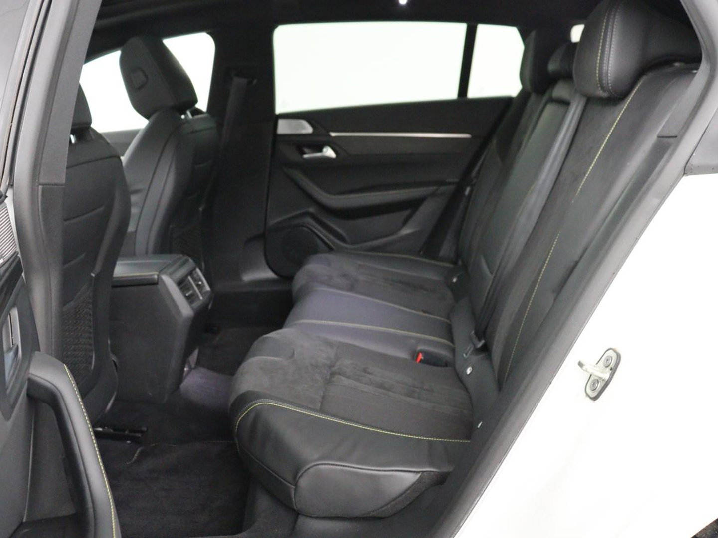 Peugeot 508 1.6 HYbrid Peugeot Sport Engineered | SOH 92% | 360pk | Panoramadak | Alcantara | Focal Sound | Stoelverwarming | 360 Camera | Massage | Memory | Sfeerverlichting | Adaptive cruise | PSE | PHEV | Plug In